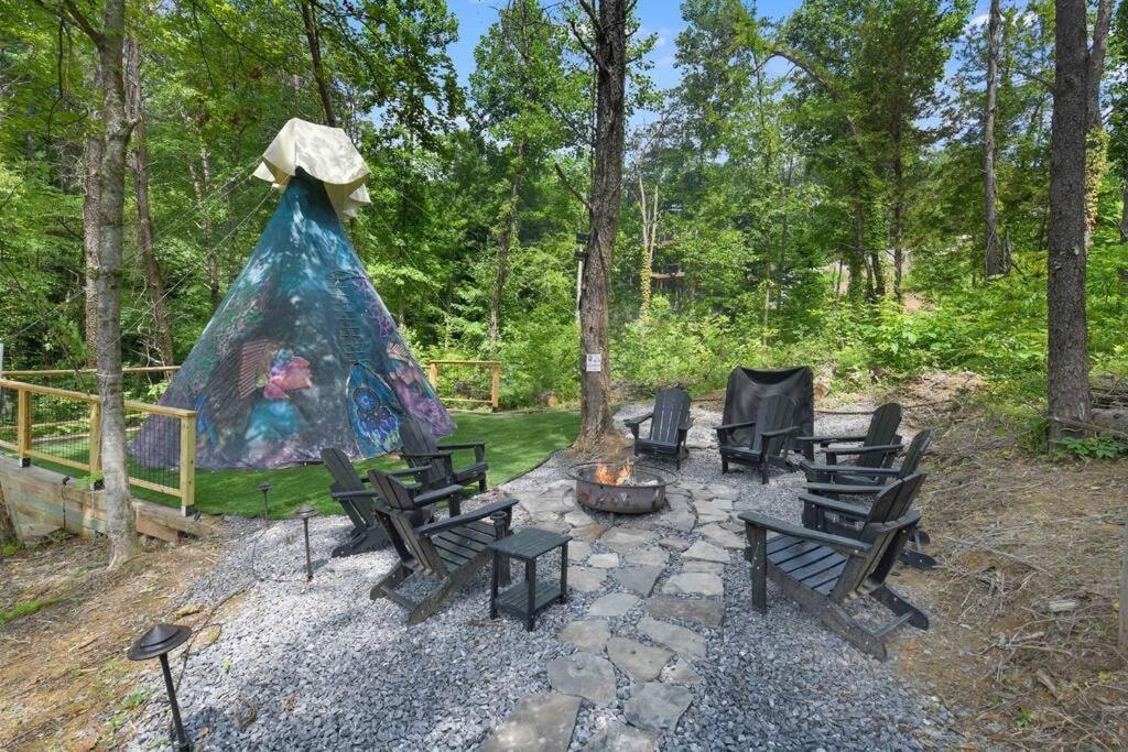 Enchanted Forest Cabin And Teepee! Lights & Laser Show! Private Hot Tub! Unique Stay! Сев'єрвілл Екстер'єр фото