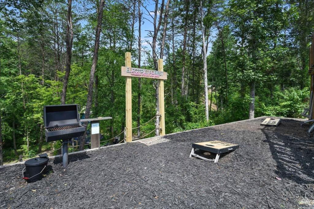 Enchanted Forest Cabin And Teepee! Lights & Laser Show! Private Hot Tub! Unique Stay! Сев'єрвілл Екстер'єр фото