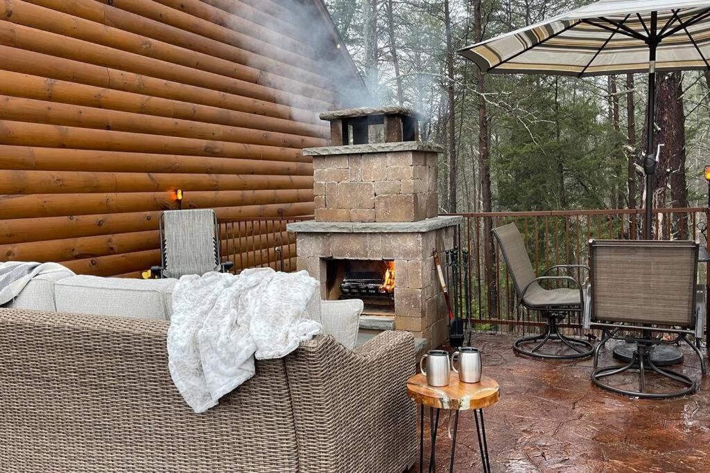 Enchanted Forest Cabin And Teepee! Lights & Laser Show! Private Hot Tub! Unique Stay! Сев'єрвілл Екстер'єр фото
