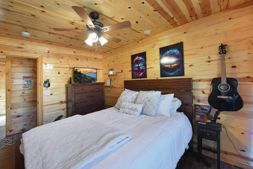 Enchanted Forest Cabin And Teepee! Lights & Laser Show! Private Hot Tub! Unique Stay! Сев'єрвілл Екстер'єр фото