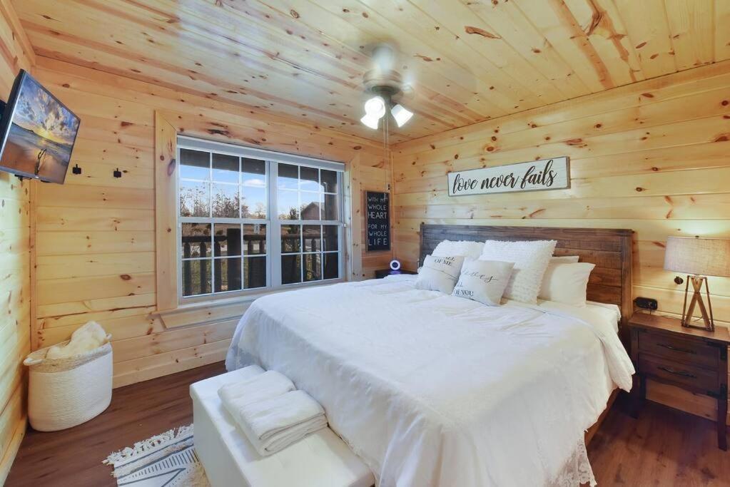 Enchanted Forest Cabin And Teepee! Lights & Laser Show! Private Hot Tub! Unique Stay! Сев'єрвілл Екстер'єр фото