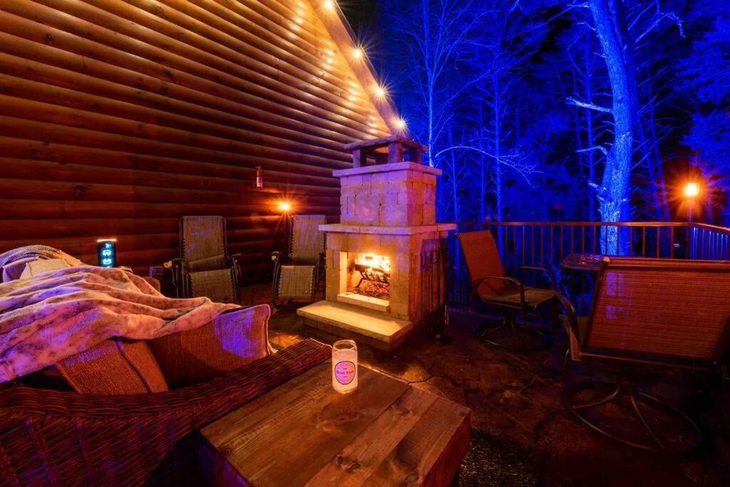 Enchanted Forest Cabin And Teepee! Lights & Laser Show! Private Hot Tub! Unique Stay! Сев'єрвілл Екстер'єр фото